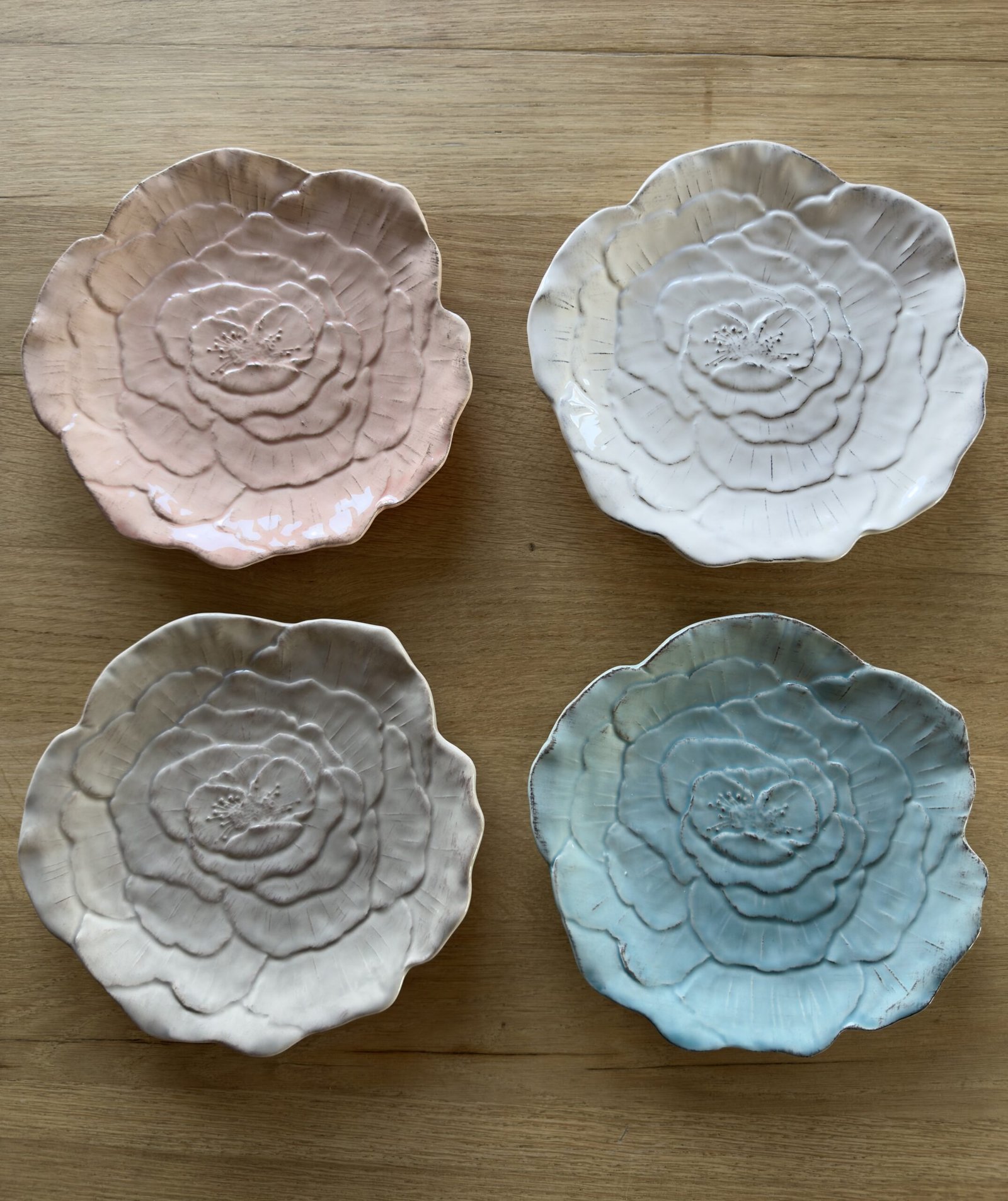 Italiaans handgemaakt servies in de vorm van een roos in de kleuren Roze, Wit, Turquoise en Warm Grijs