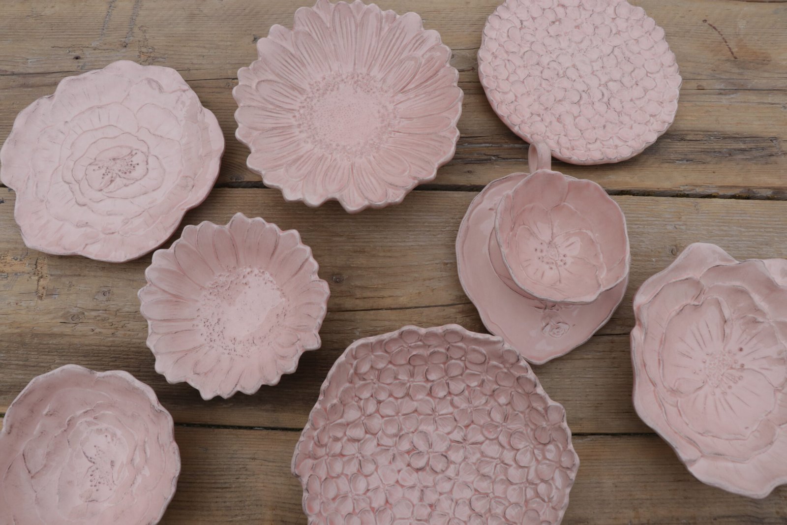Italiaans handgemaakt roze servies in de vorm van bloemen – bordjes, schaaltjes en kopjes van keramiek