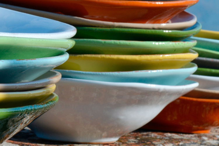 Italiaanse diepe borden in verschillende kleuren van handgemaakt keramiek