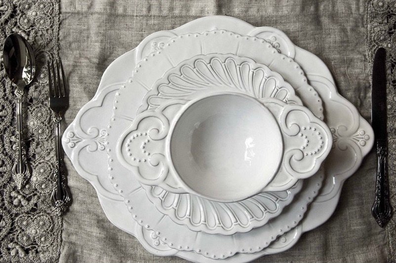 Italiaans servies van keramiek in de kleur wit met handgemaakte detaillering